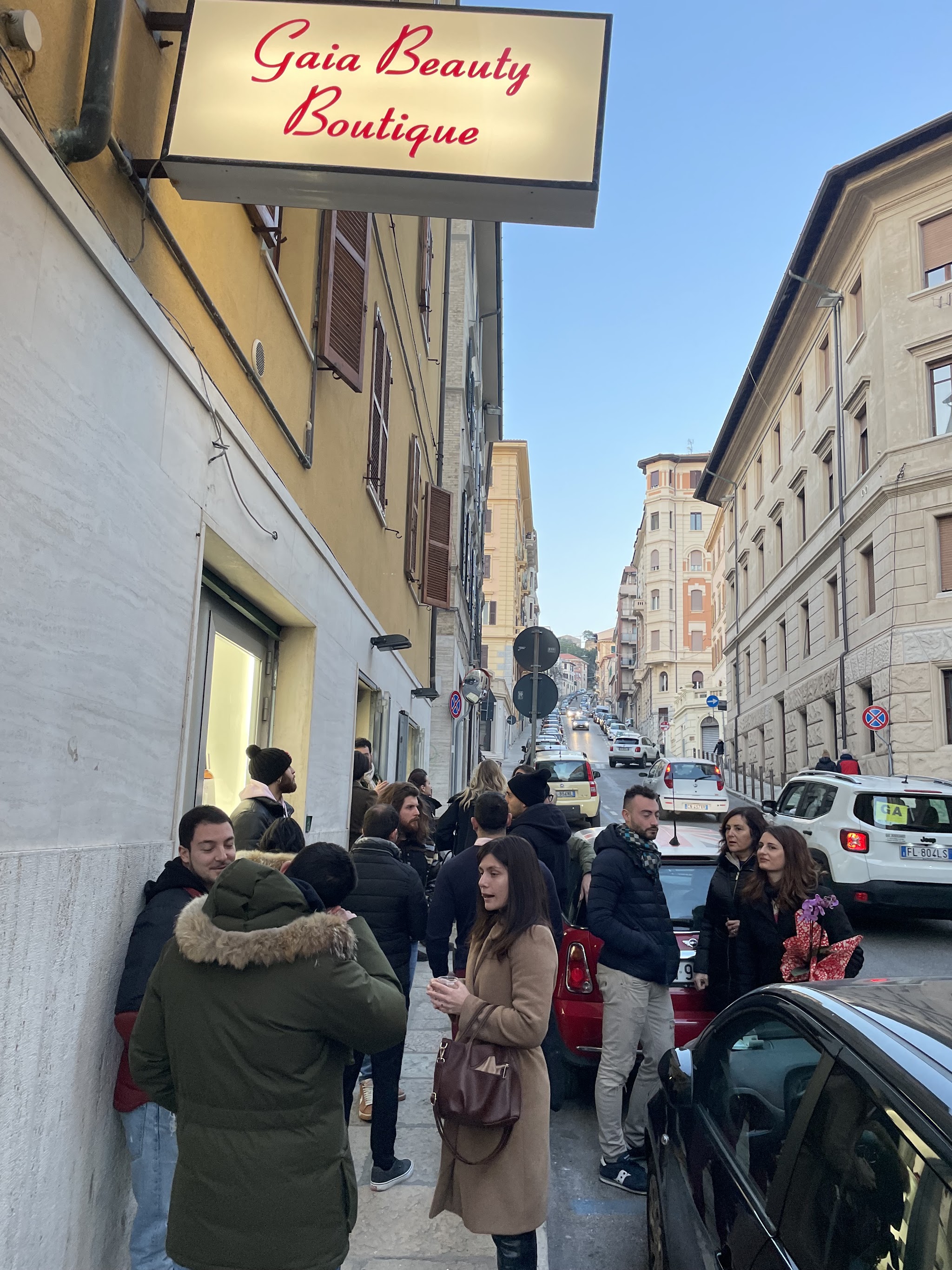 Inaugurazione davanti all'insegna di Gaia Beauty Boutique
