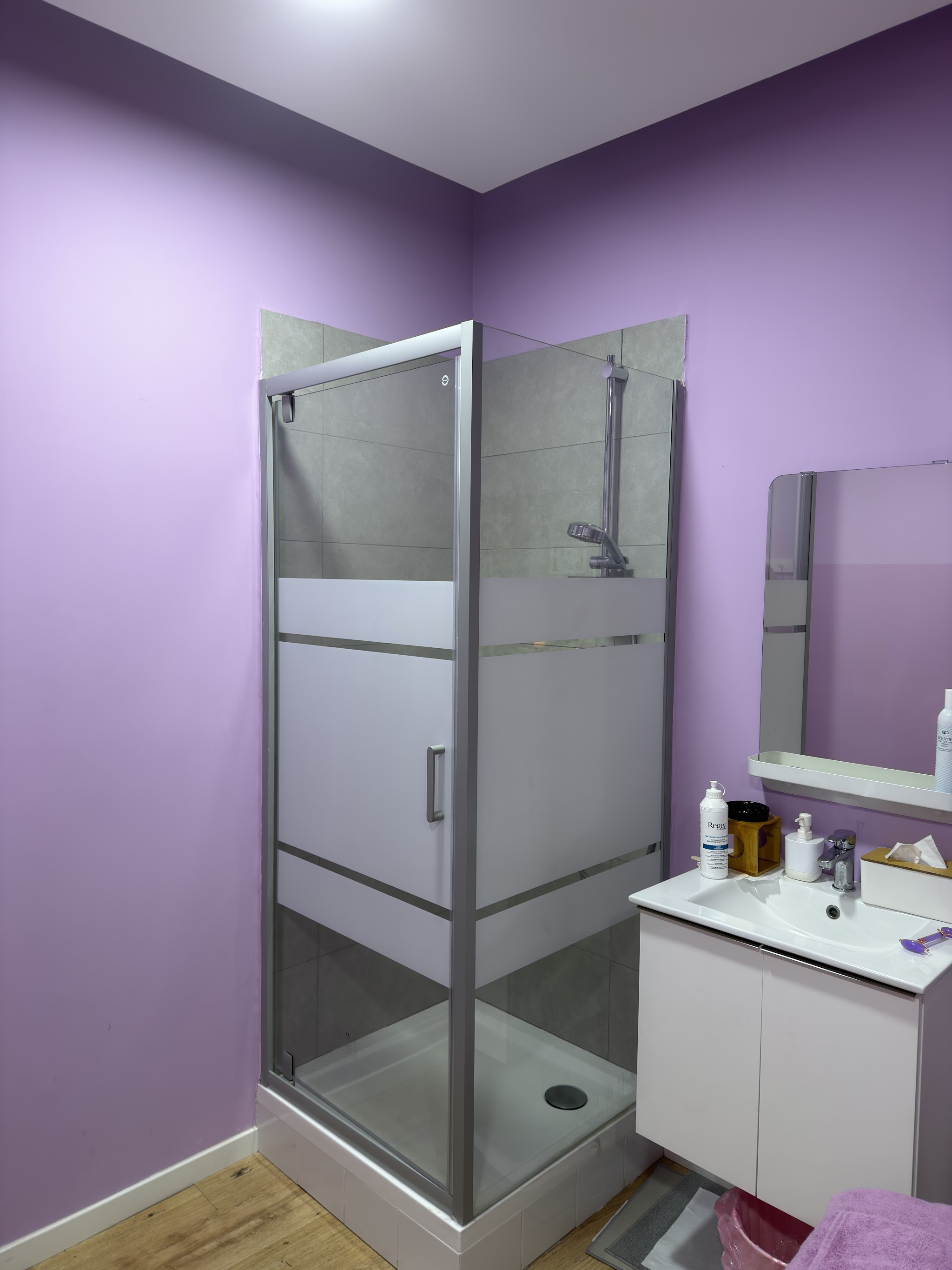 Doccia all'interno di una cabina
