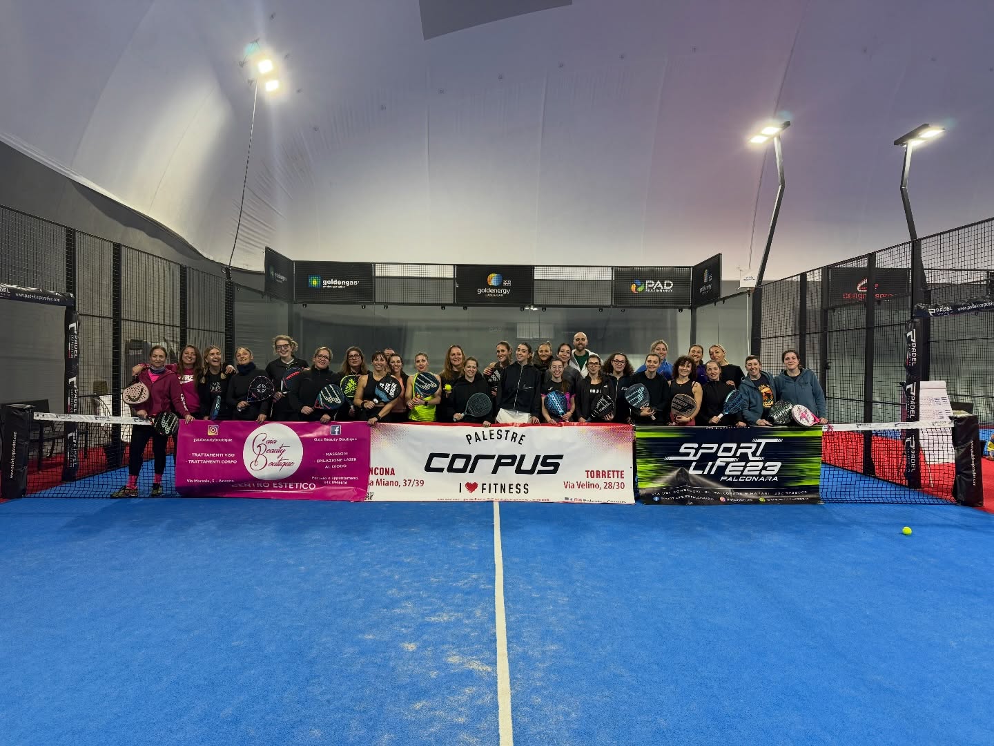 Foto di gruppo a un evento padel